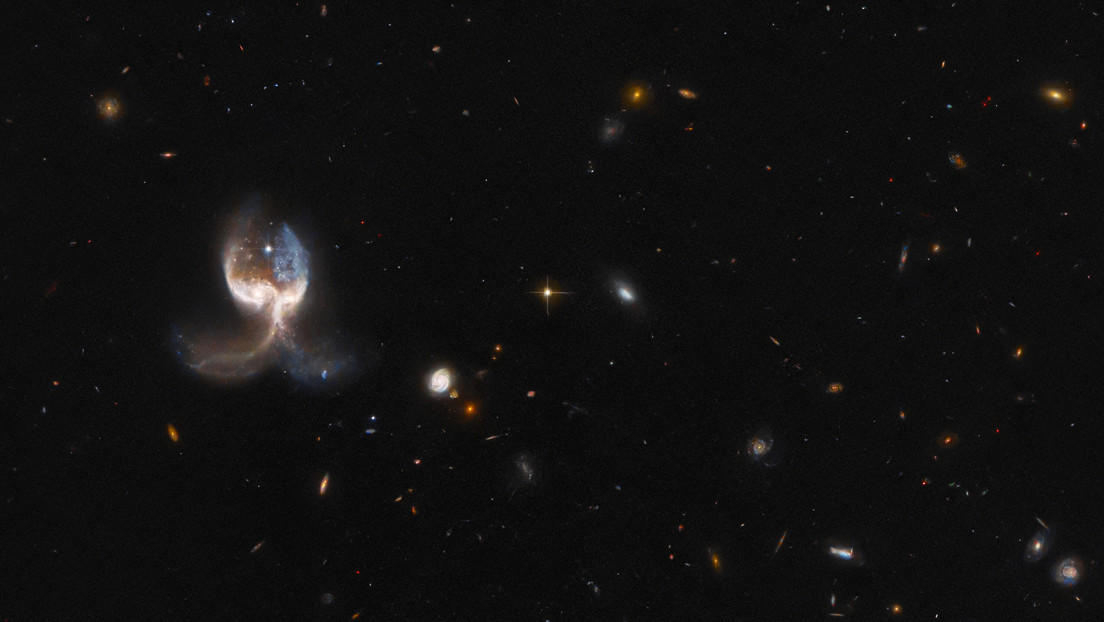 Il telescopio spaziale Hubble cattura un’ ‘ala d’angelo’ formata dalla fusione di 2 galassie