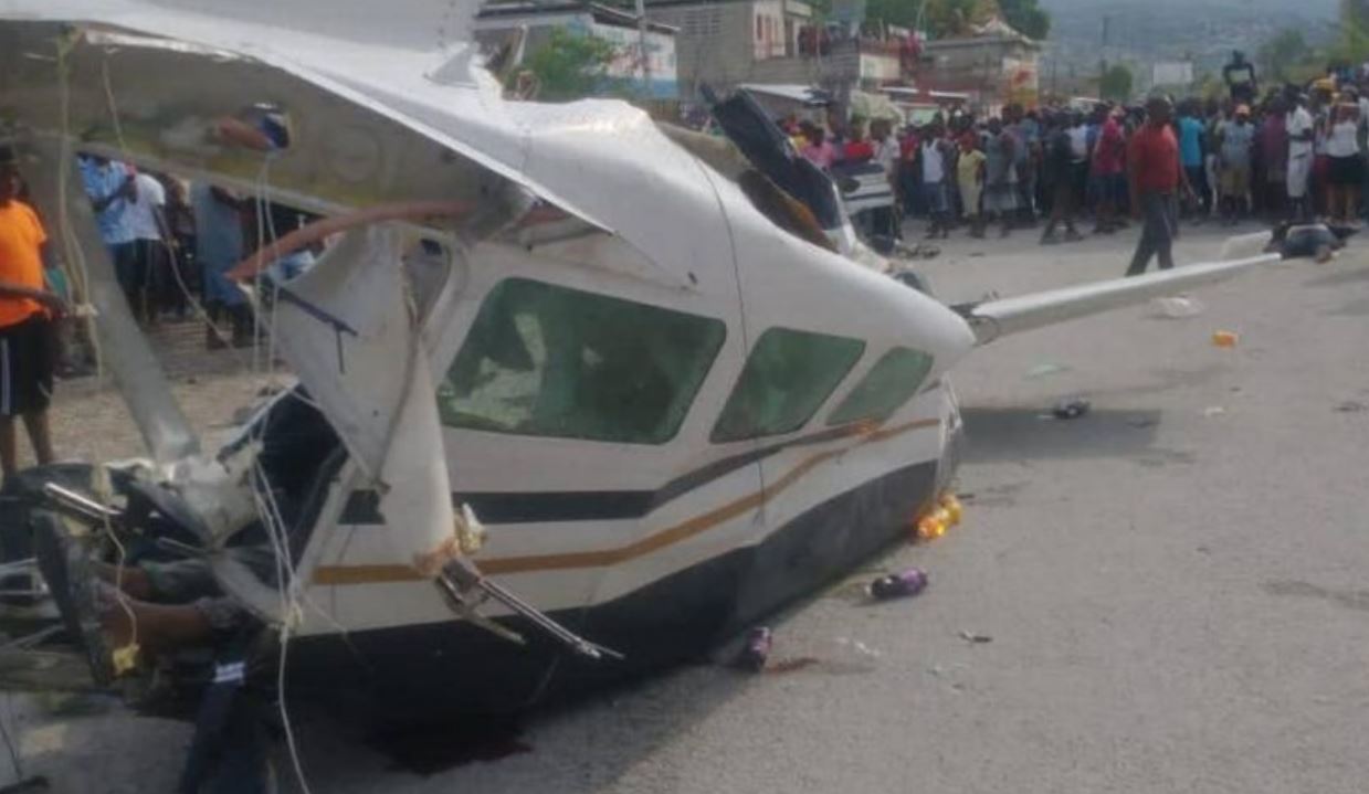 Aereo tenta atterraggio di emergenza in autostrada e colpisce un camion: almeno 6 morti