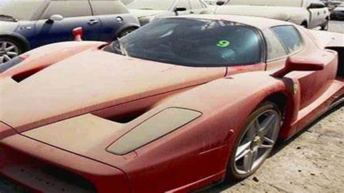 Dubai: vendute all’asta a prezzi stracciati Ferrari, Porsche e Rolls Royce abbandonate nel deserto