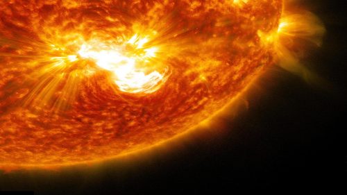 Una macchia solare “morta” è esplosa generando una nube di plasma verso la Terra