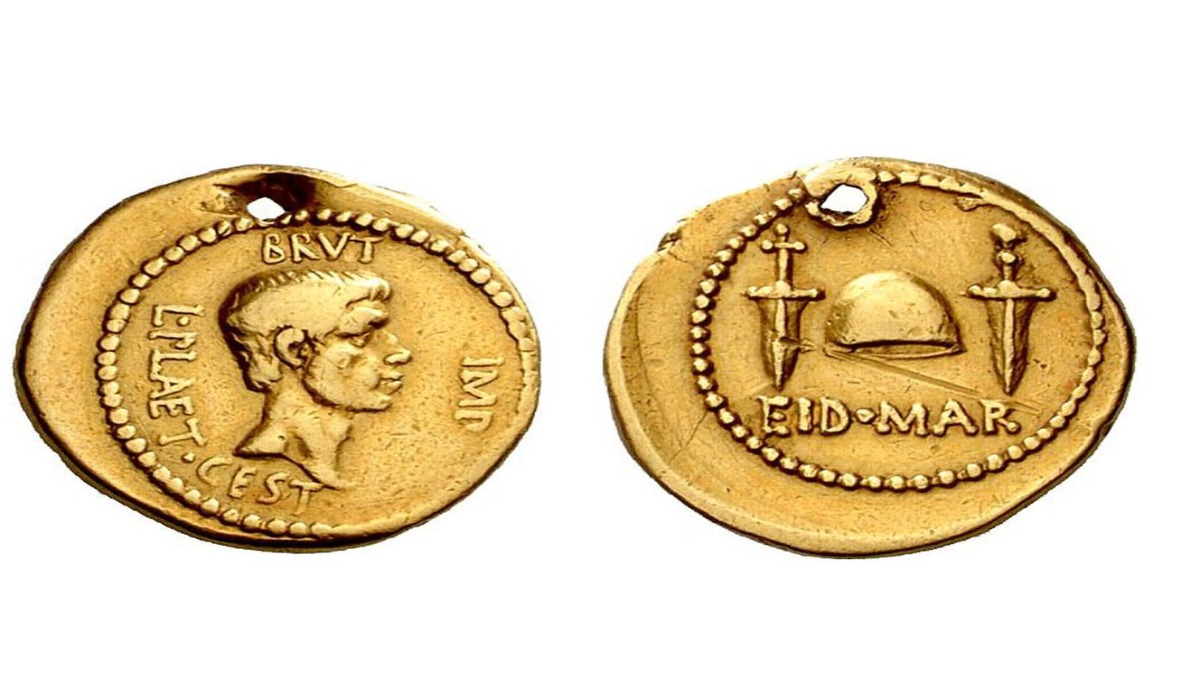 Un’antica e rara moneta romana coniata per commemorare l’assassinio di Giulio Cesare è all’asta