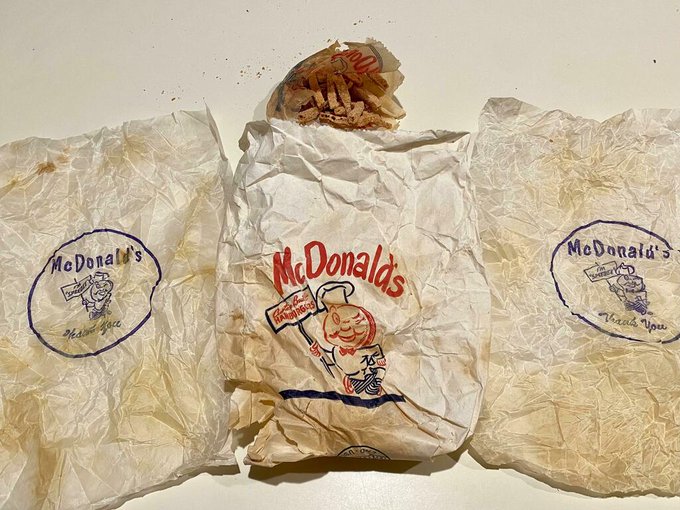 Un uomo trova patatine di McDonald’s in un muro del bagno. Risalgono a 60 anni fa