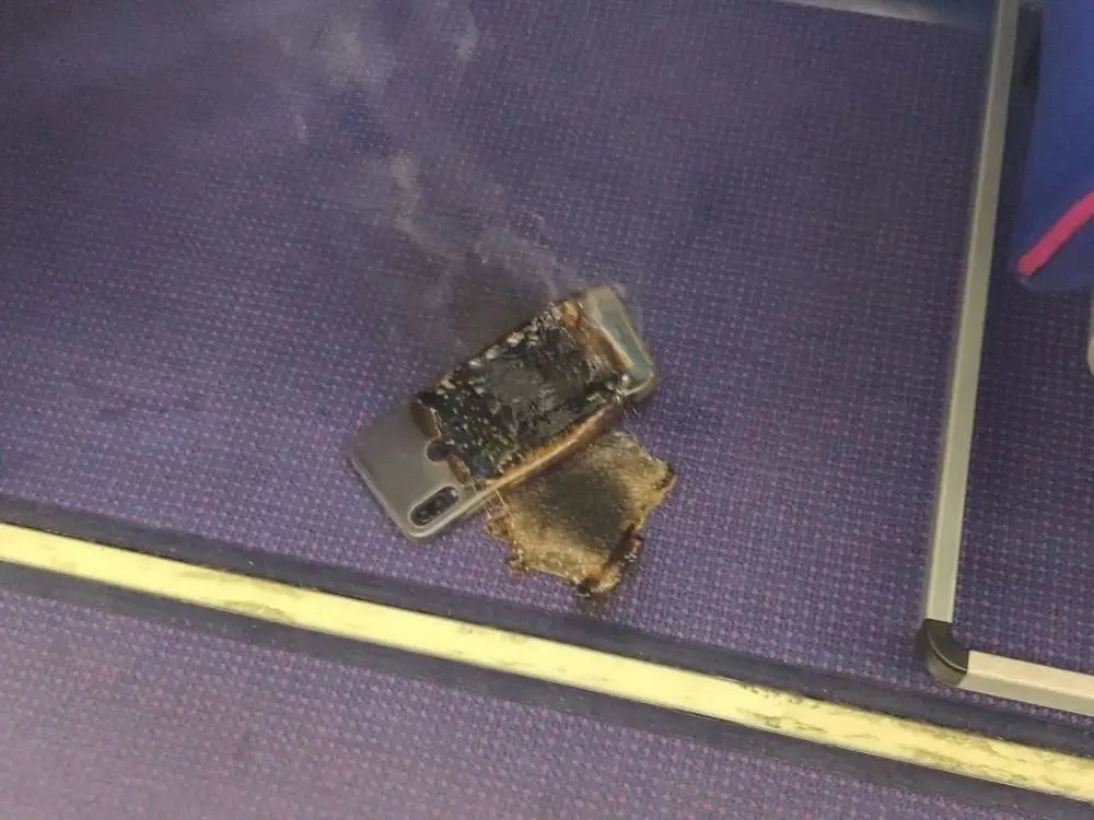 Lo smartphone di un passeggero prende fuoco in aereo. Interrotto il decollo