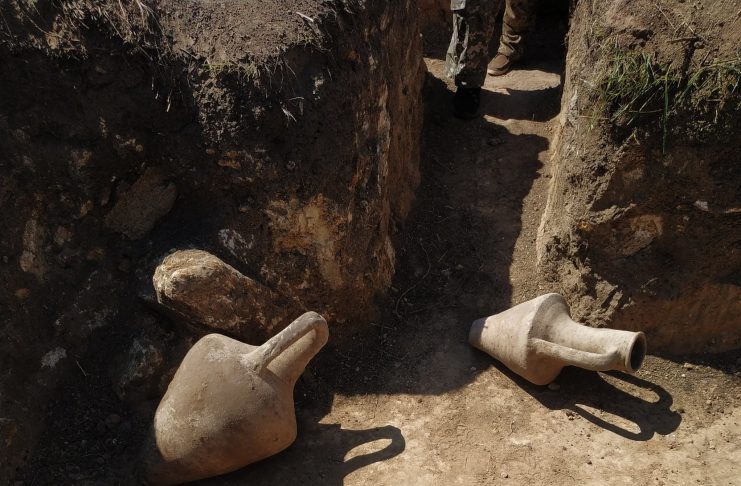 Soldati ucraini trovano antiche anfore mentre scavano trincee ad Odessa