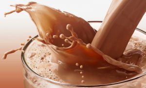 Scoperto sorprendente effetto del latte al cioccolato sul corpo umano