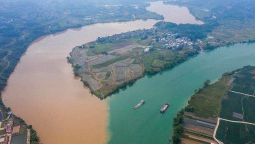 La confluenza di due fiumi crea un curioso ‘confine’ nel sud della Cina