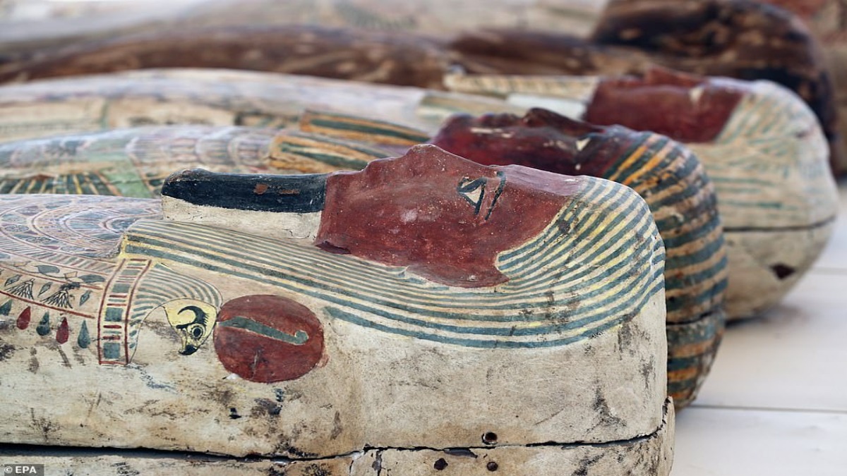 Egitto: centinaia di sarcofagi dipinti e manufatti rinvenuti in un’antica necropoli