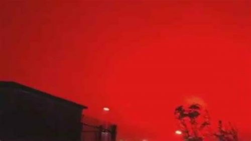 Cina: il cielo si tinge di rosso