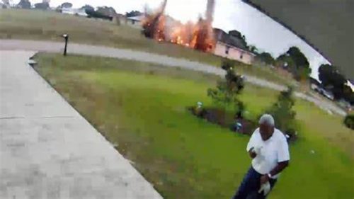Florida: un fulmine cade nel giardino ed esplode in una palla di fuoco. VIDEO