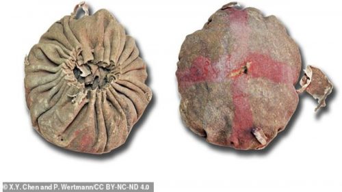 Cina: queste sfere di cuoio piene di capelli sono le palle più antiche trovate in Eurasia