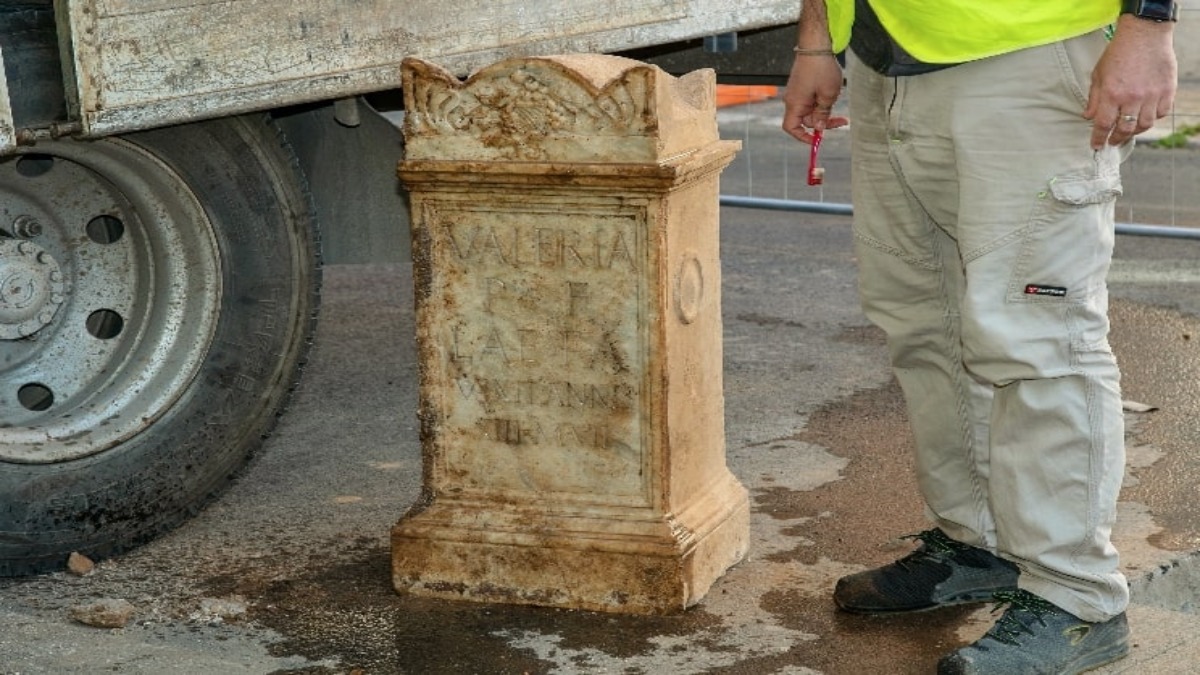 Roma: scoperta un’antica ara funeraria di epoca romana dedicata ad una bambina