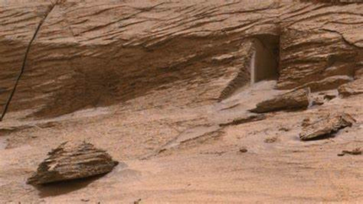 Una strana apertura simile ad un portale su Marte? Ecco di cosa si tratta