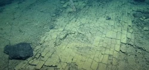 Una ‘strada lastricata di mattoni gialli’ a tremila metri di profondità. La sorpresa degli scienziati del Nautilus