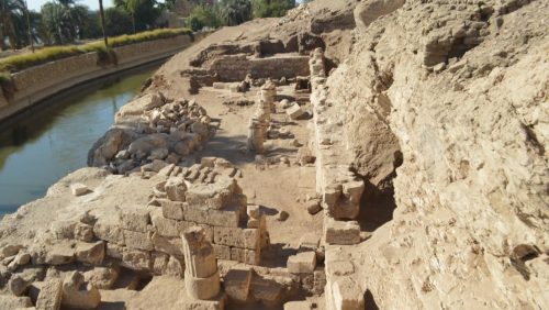 Egitto: scoperte 85 antiche tombe, una torre e le rovine di un tempio della dea Iside