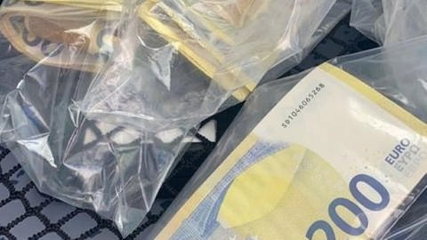 Piovono soldi dal cielo a Mainz: oltre cinquantamila euro in banconote da un grattacielo