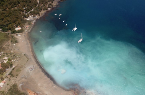 Isola di Vulcano: il mare diventa bianco. Il sindaco vieta la balneazione