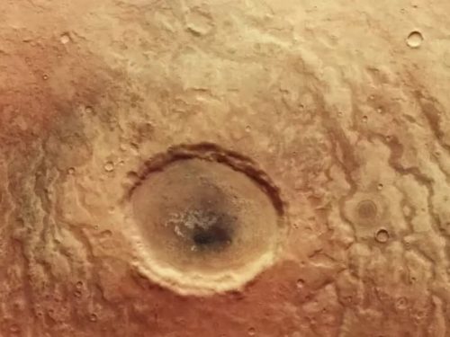 Marte: un misterioso cratere con una macchia scura catturato dal Mars Express