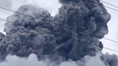 Filippine: violenta eruzione freatica del vulcano Bulusan. Colonna di cenere alta 1 chilometro