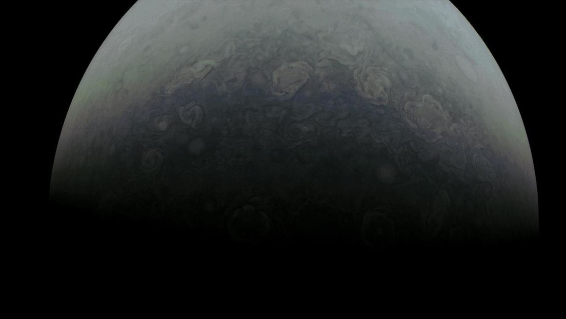 La sonda Juno sorvola le nubi di Giove a distanza ravvicinata. Il video