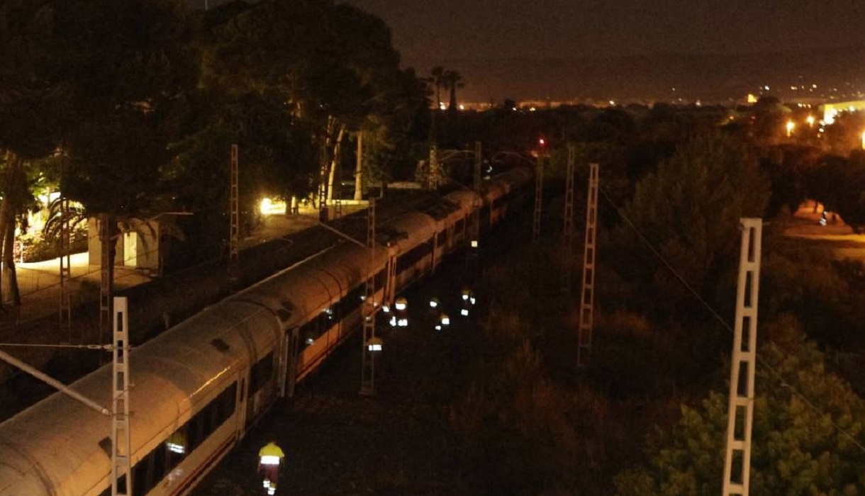 Locomotiva si schianta contro un treno regionale, gravi danni e decine di feriti
