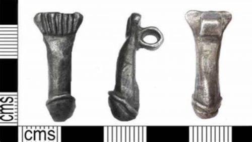 Regno Unito: scoperto con il metal detector un ciondolo a forma di fallo risalente all’epoca romana