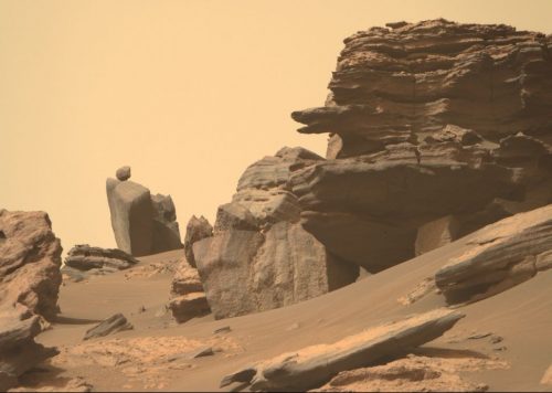 Marte: una roccia a forma di serpente incuriosisce gli esperti