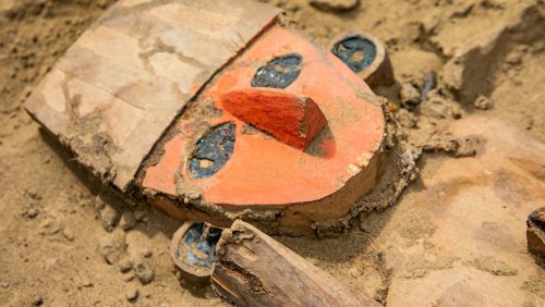 Perù: scoperta curiosa scultura in legno in perfette condizioni