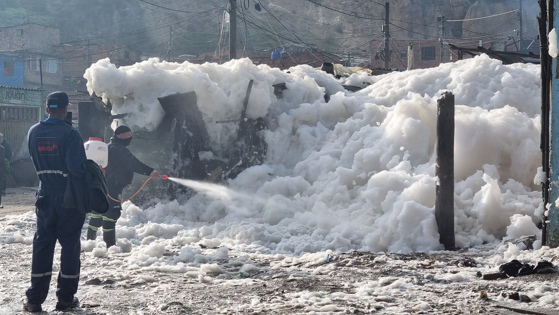 Un gigantesco strato di schiuma tossica sommerge le strade di Bogotá