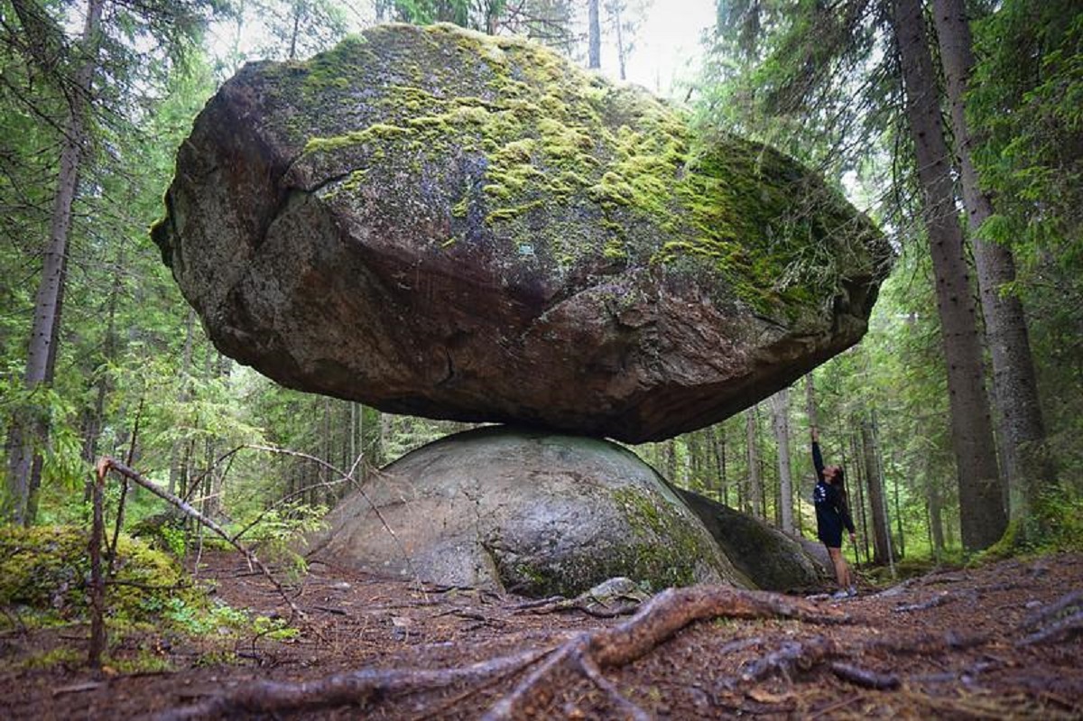 Finlandia: si chiama Kummakivi, la roccia di 500.000 kg rimasta in equilibrio su un’altra roccia per 11.000 anni