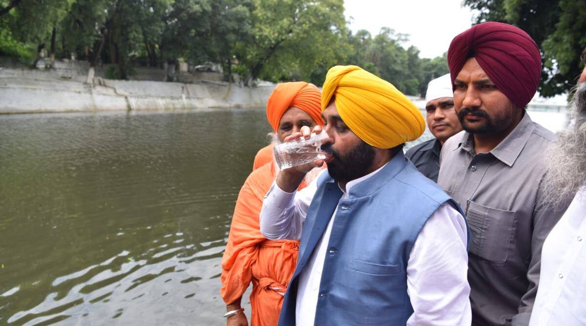 India: politico beve l’acqua di fiume sacro per dimostrare che è pulito, ma finisce in ospedale