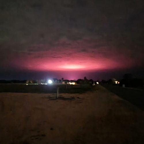 Un bagliore rosso illumina il cielo in Australia