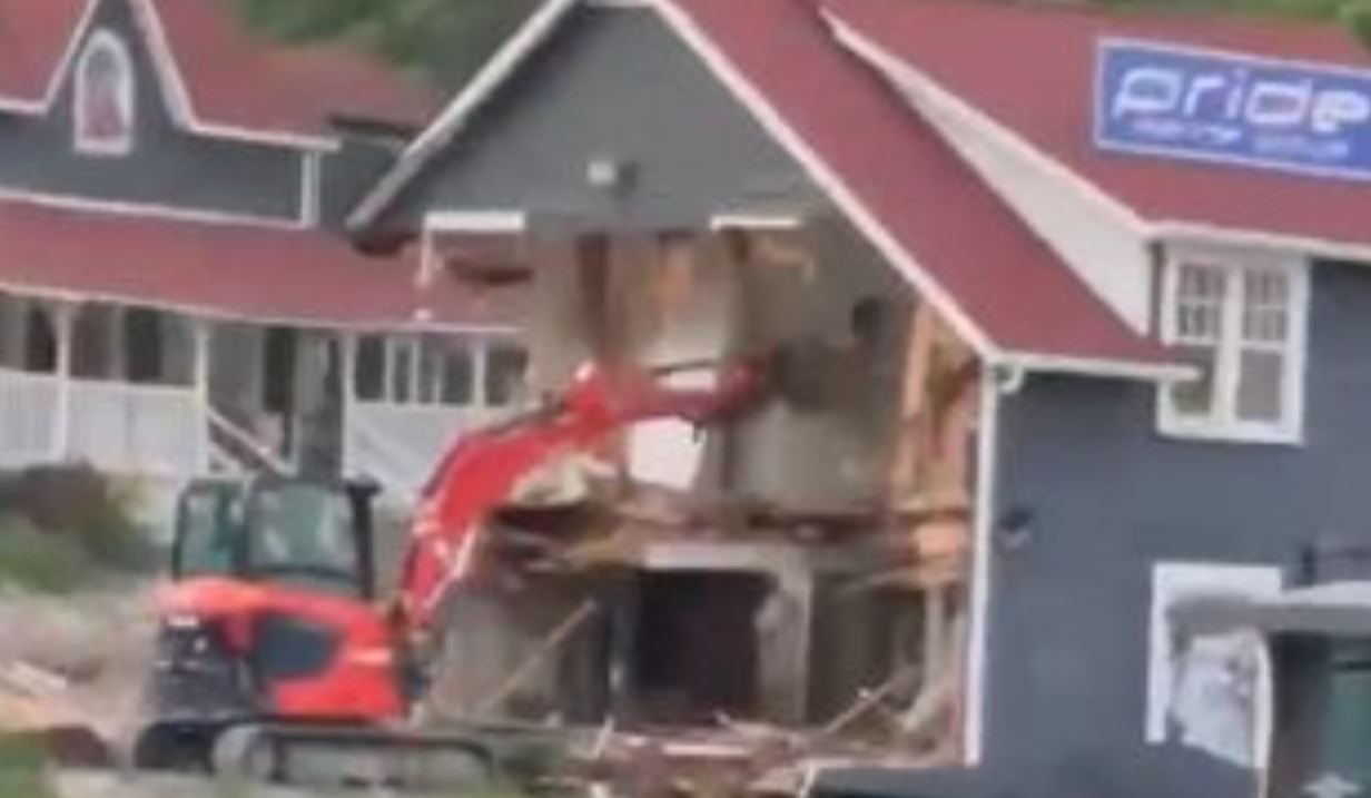 Viene licenziato, si vendica e sventra un edificio con una scavatrice – Il video
