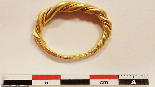 Compra della bigiotteria online e trova un anello d’oro indossato da un capo vichingo più di 1.200 anni