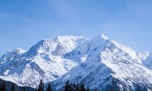 Crollano rocce dal Monte Bianco: rimandate le ascese