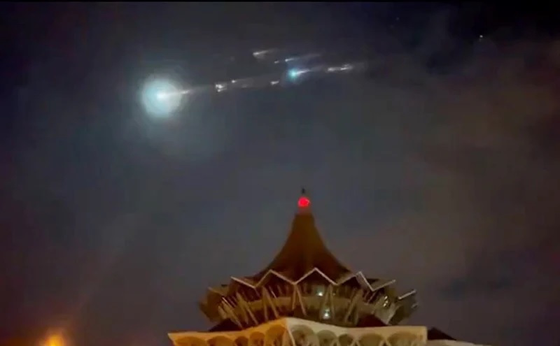 Il razzo cinese Lunga Marcia si frantuma sui cieli della Malesia. Il video