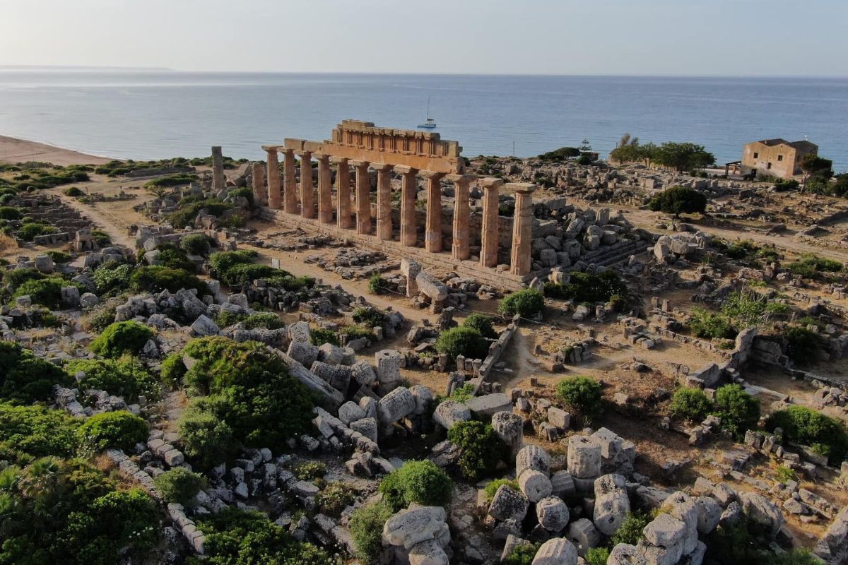 I resti di una città con l’agorà più grande al mondo scoperti a Selinunte