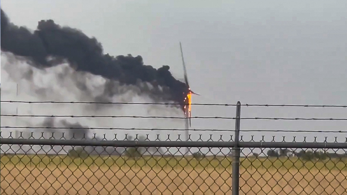 Un fulmine provoca un incendio in una turbina eolica in Texas. L’elica in fiamme continua girare