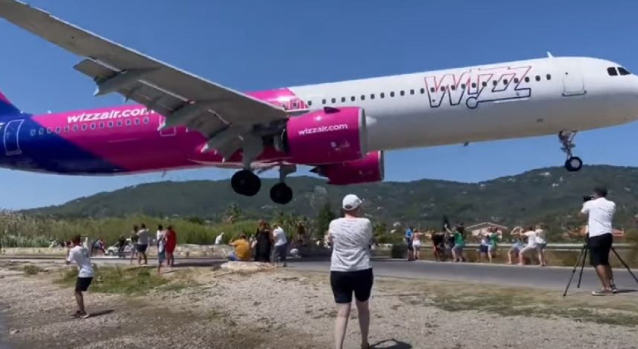Turisti ‘sfiorati’ dall’aereo durante l’atterraggio sull’isola di Skiathos