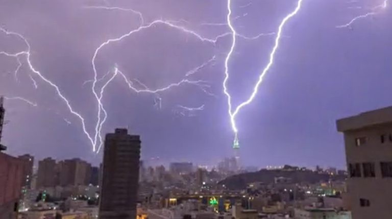 Pioggia di fulmini a La Mecca: colpita Torre dell’Orologio. Un meteorite illumina il cielo