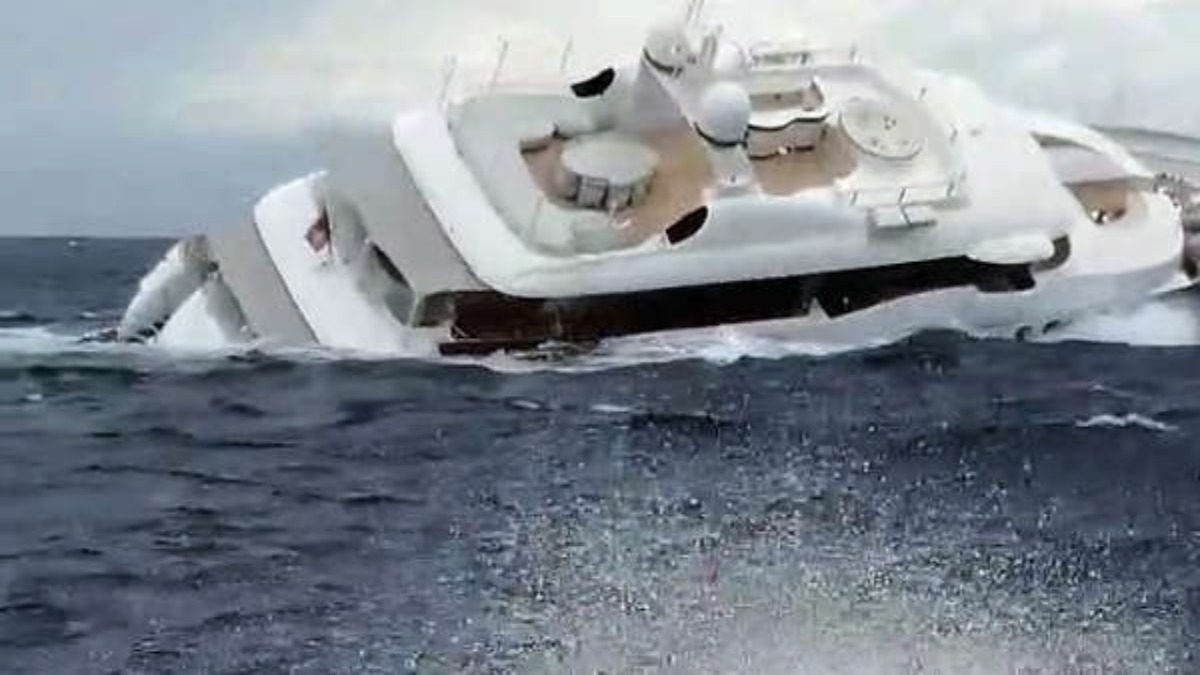 Yacht affondato nel Mar Ionio: paura per i 9 passeggeri a bordo