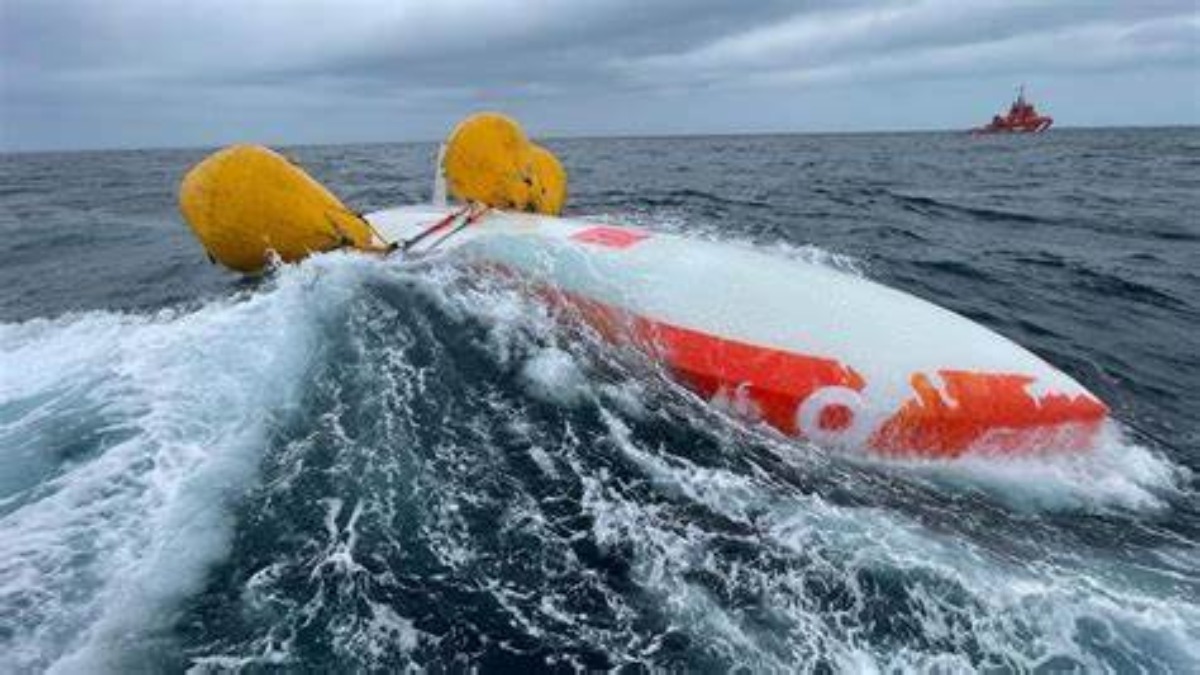Un uomo è riuscito a sopravvivere per 16 ore sotto una barca capovolta nell’Oceano Atlantico
