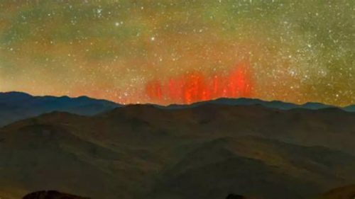 Strane strisce rosse avvistate nel cielo in Cile. Di cosa si tratta?