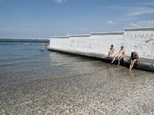 A Trieste la spiaggia è divisa per genere con un muro alto 3 metri, l’idea dello stabilimento ‘La lanterna’
