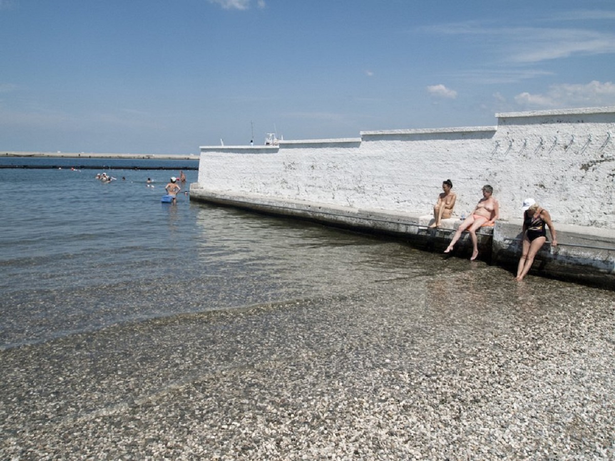 A Trieste la spiaggia è divisa per genere con un muro alto 3 metri, l’idea dello stabilimento ‘La lanterna’