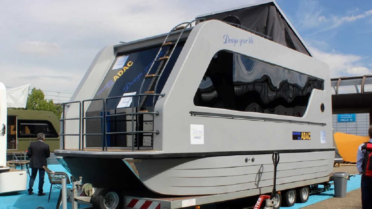 Un’azienda tedesca ha creato la prima roulotte che si trasforma in barca [VIDEO]