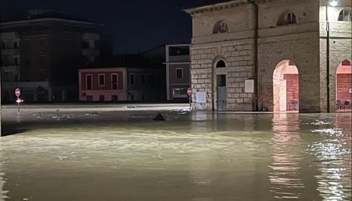 Alluvione nelle Marche: Cantiano, Sassoferrato, Senigallia sott’acqua. Almeno 6 morti e 3 dispersi