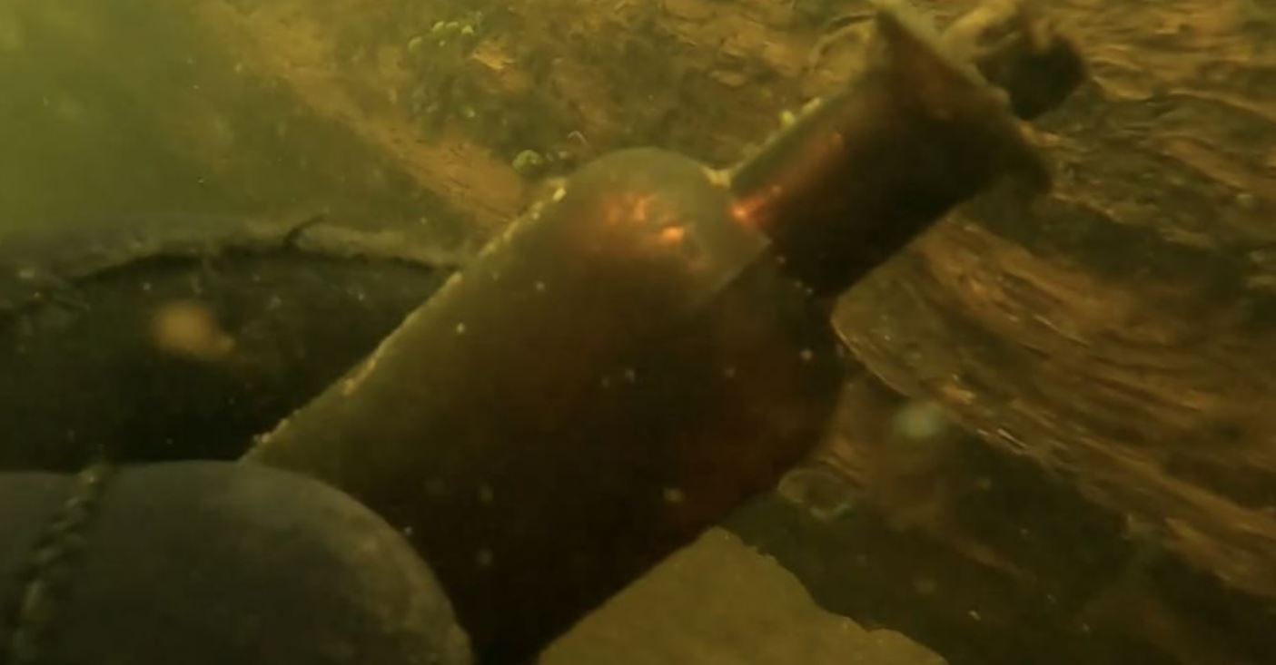 Bottiglia degli anni ’30 contenente un antico rimedio medico scoperta nel fiume Gwda