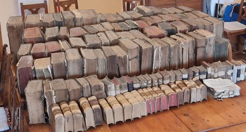 Scoperti centinaia di libri antichi nell’attico di una chiesa a Medias: alcuni hanno 500 anni
