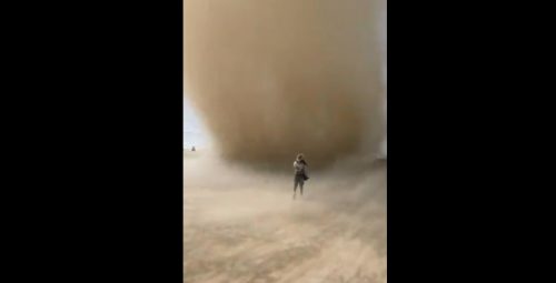 Un gigantesco diavolo di polvere investe il festival Burning Man