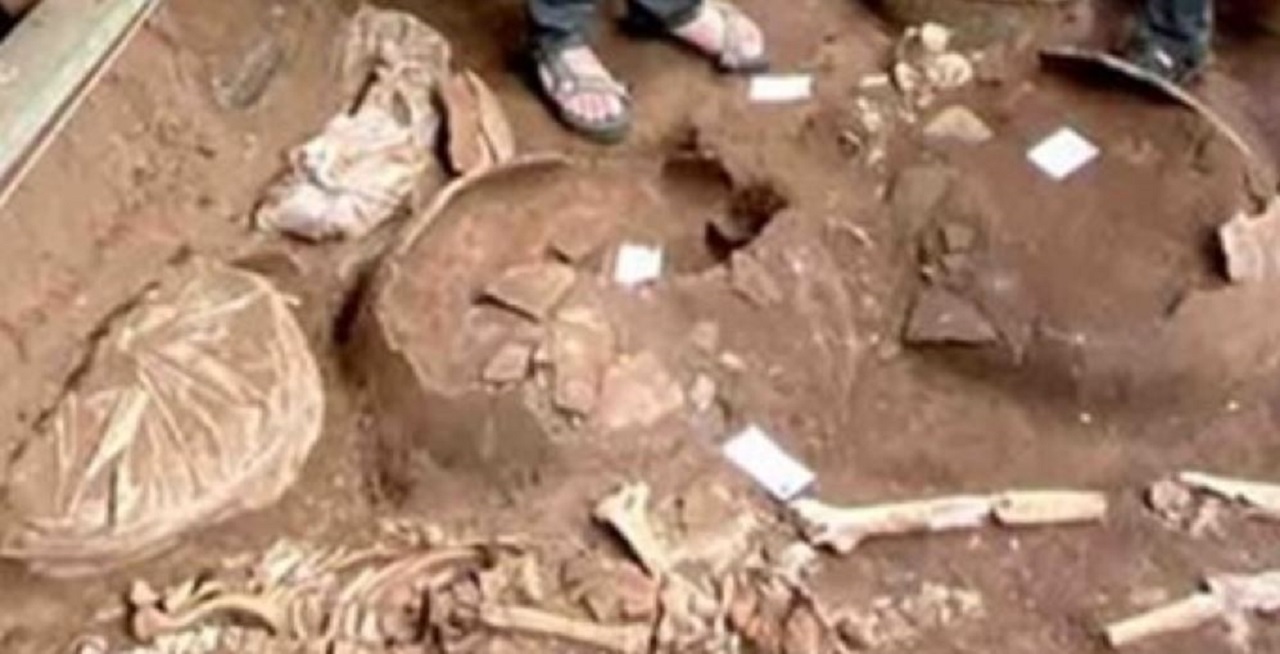 Scoperto un antico scheletro umano di 2.300 anni: il dettaglio trovato sul collo